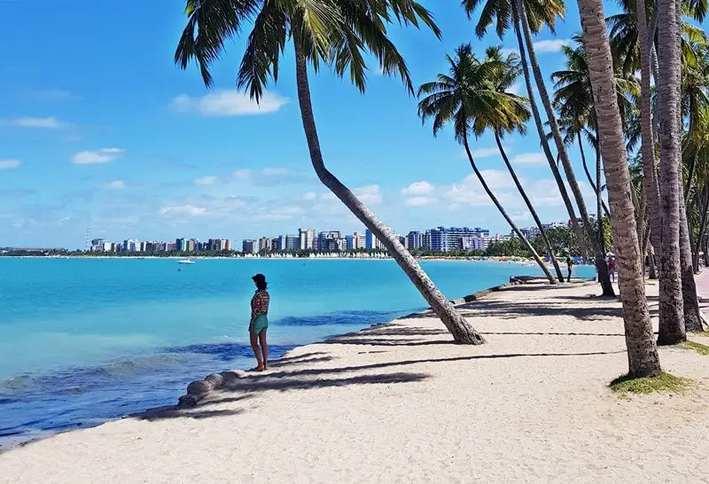 Olhando o mar com a Agência de viagens online LIVTRIP TURISMO